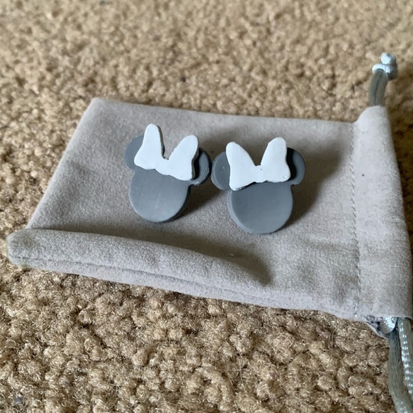 Handmade Minnie Mouse inspired Clay Earrings - Grey/White -Stud - Picture 4 of 4